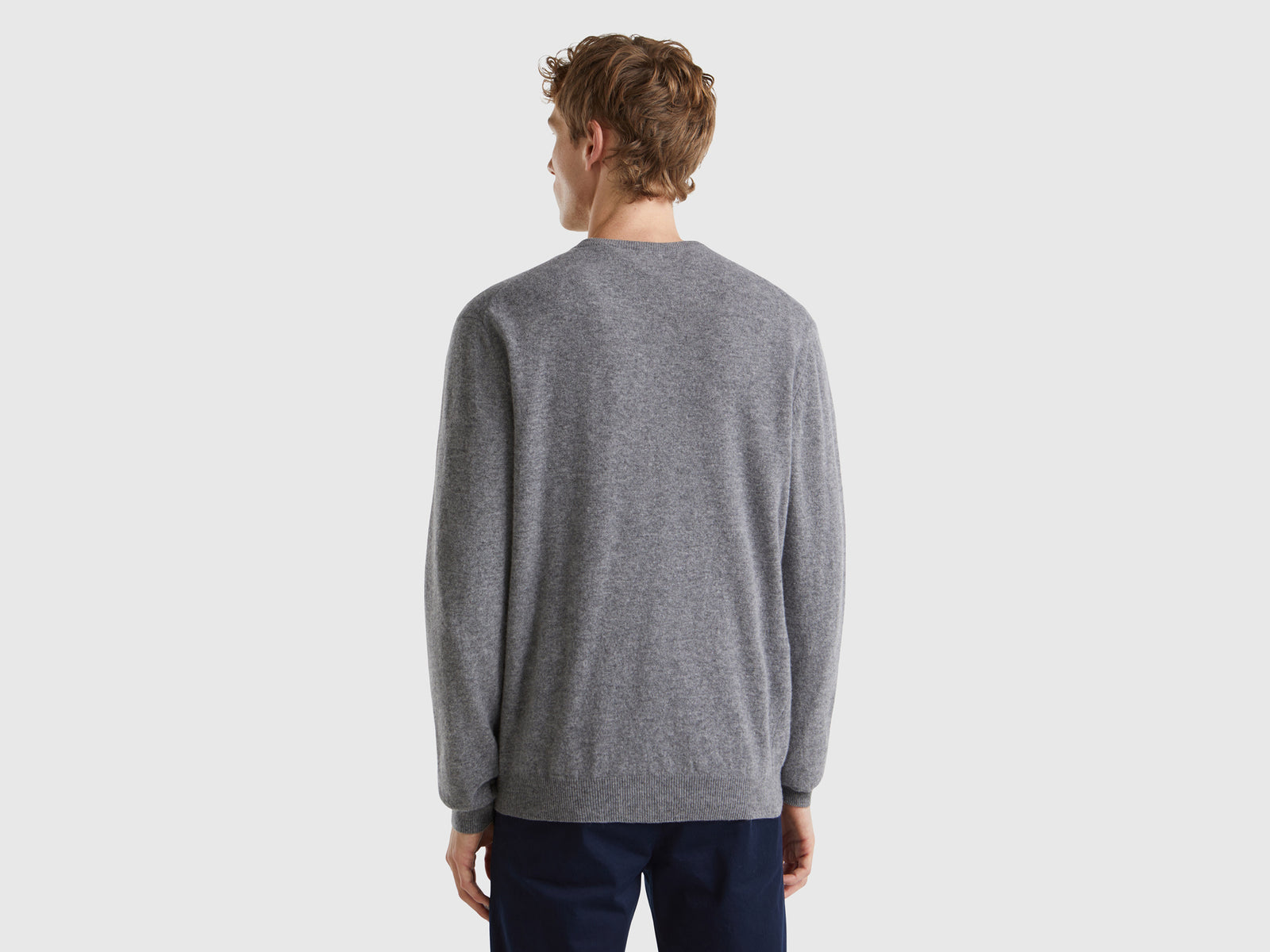 Camisola decote em V cinzenta em pura lã Merino - ucb_image_B
