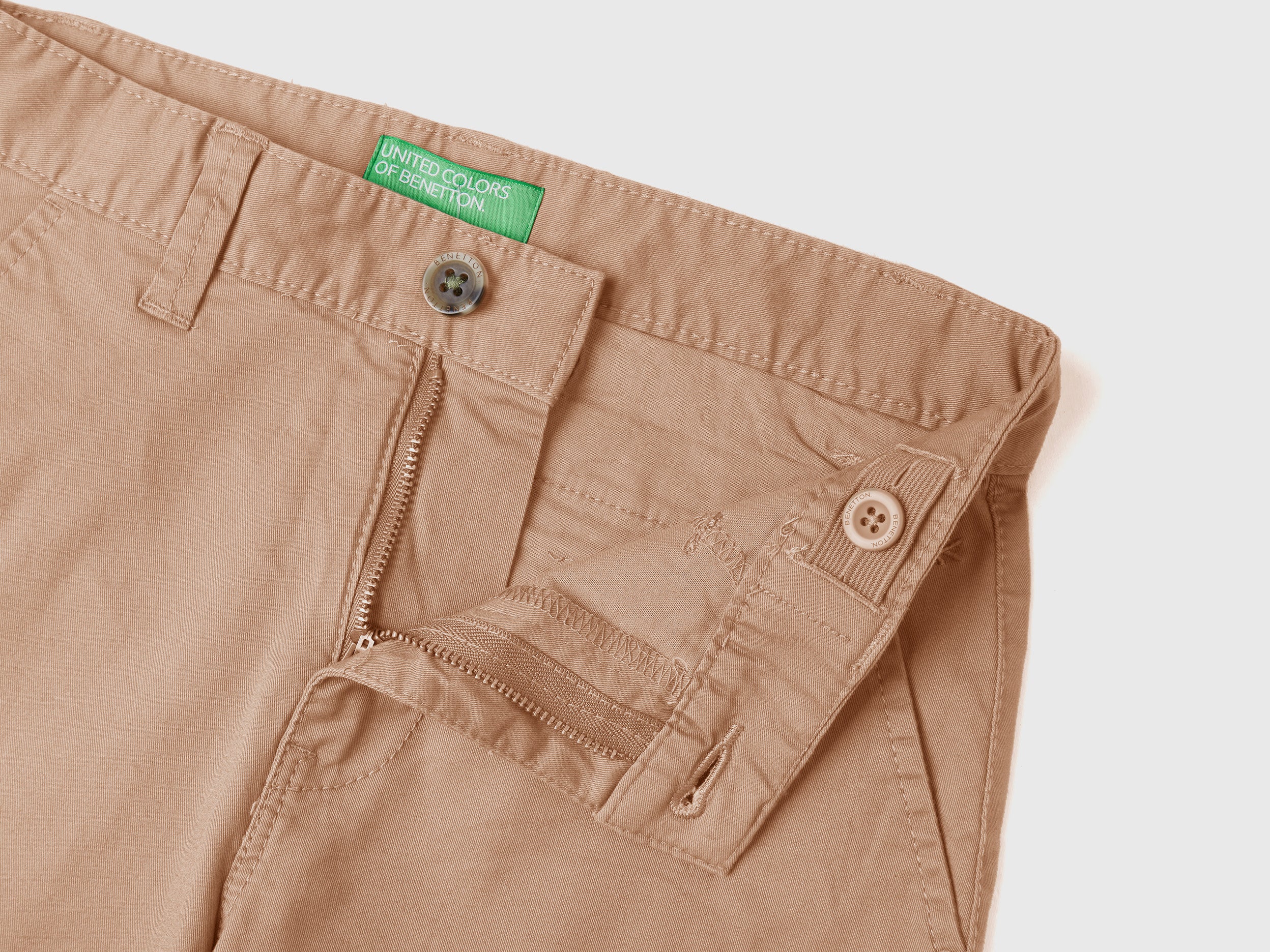 Chinos slim fit em algodão stretch - ucb_image_DS1