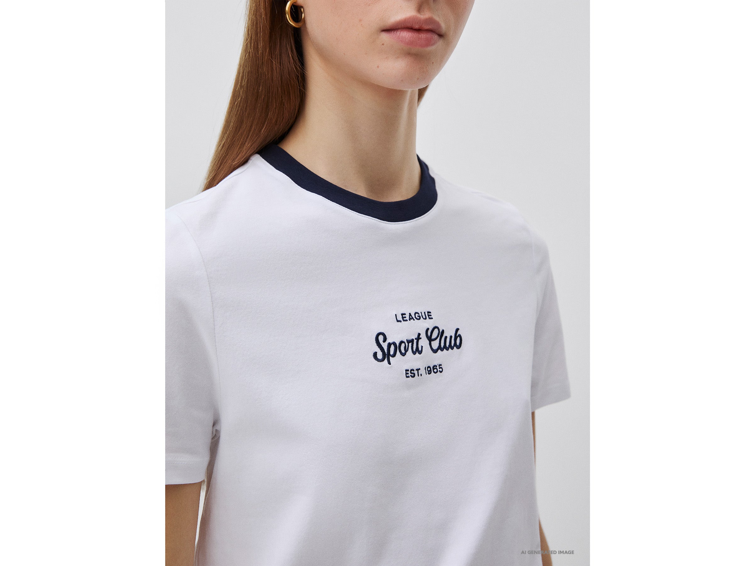 T-shirt com emblema bordado - ucb_image_FY