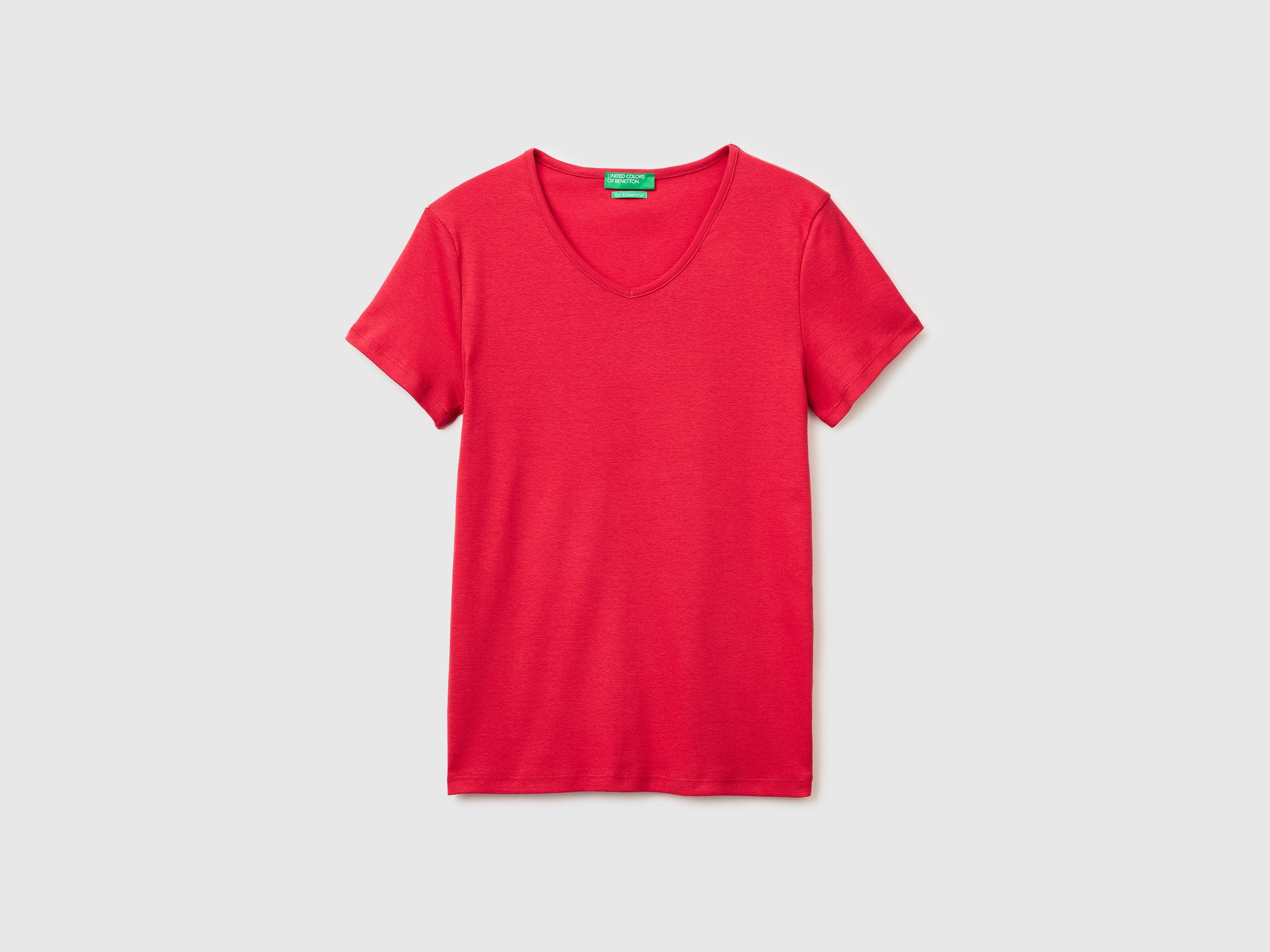 Slim fit t-shirt with V-neck - ucb_image_FS