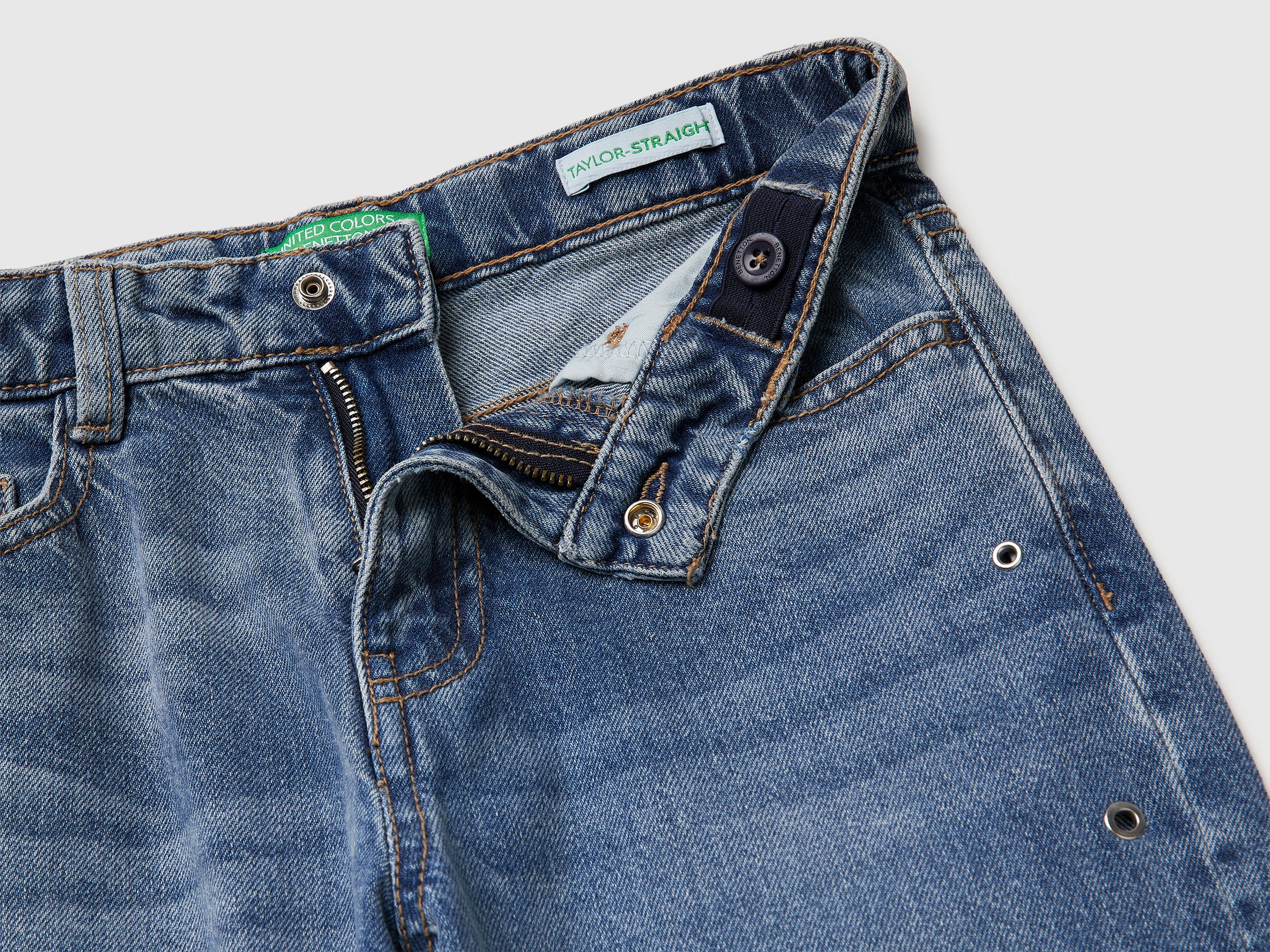 Jeans straight com ilhoses - ucb_image_DS1