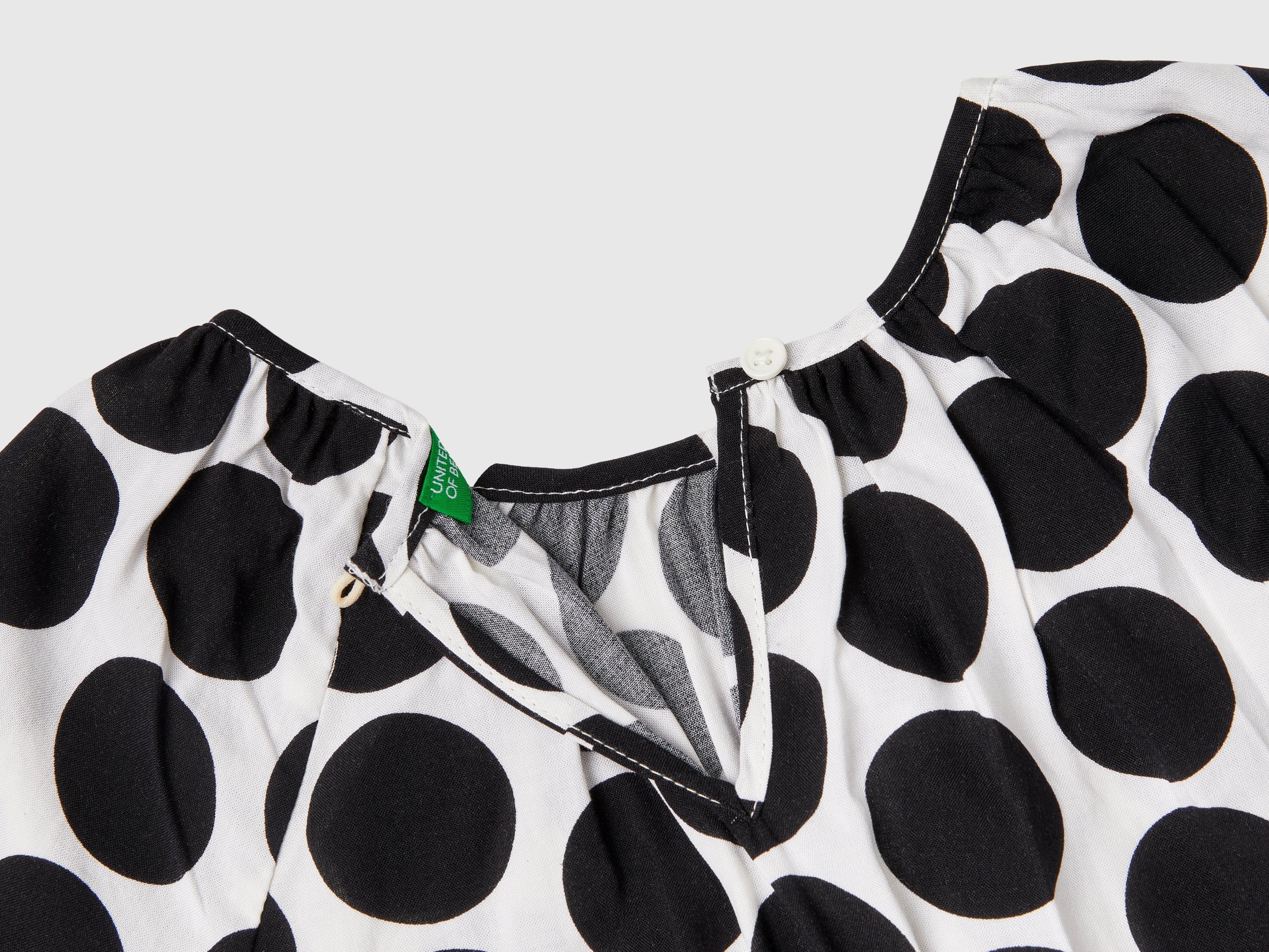 Blusa fluida às bolinhas - ucb_image_DS1