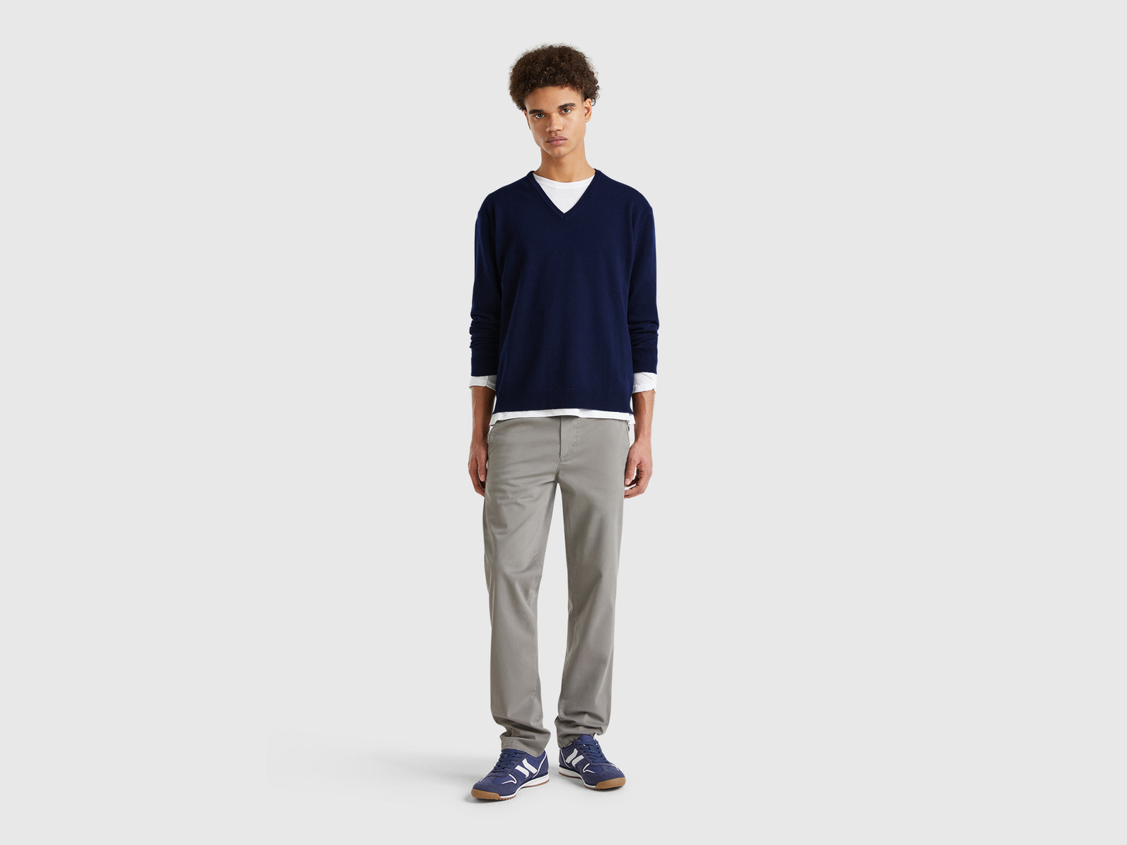 Dark blue V-neck sweater in pure Merino wool