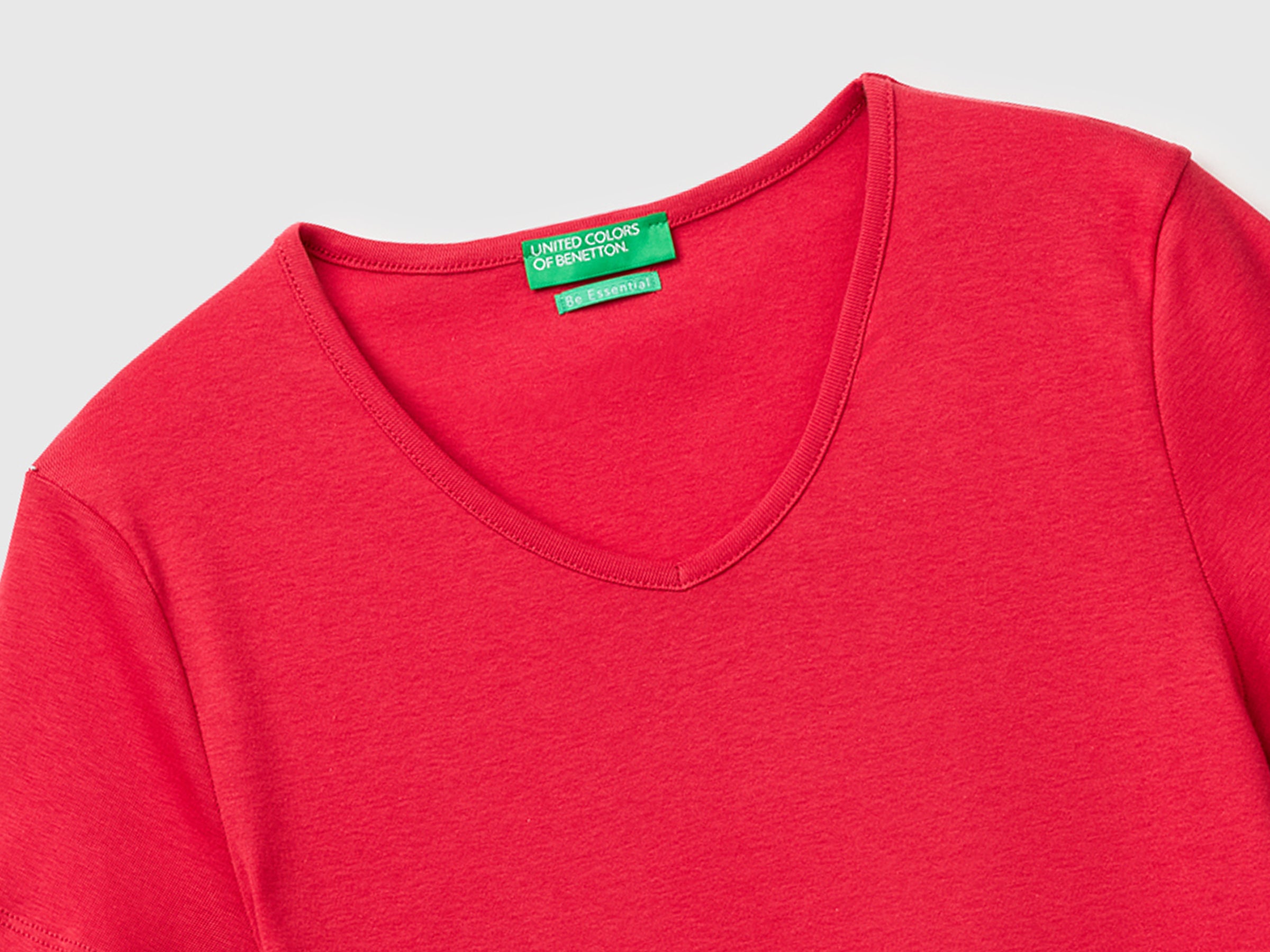 Slim fit t-shirt with V-neck - ucb_image_DS1
