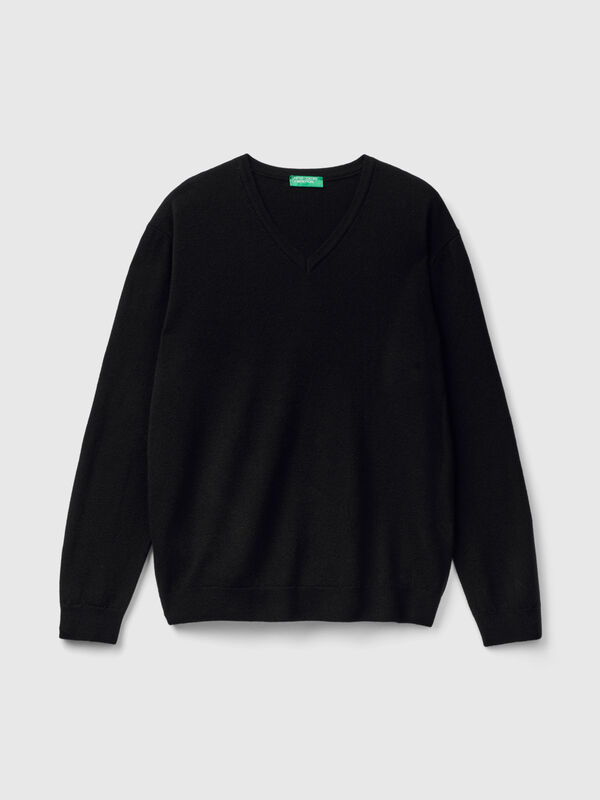 Black V-neck sweater in pure Merino wool Men