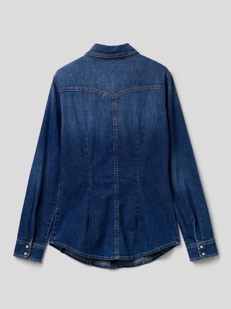 Denim shirt with pockets image number 2