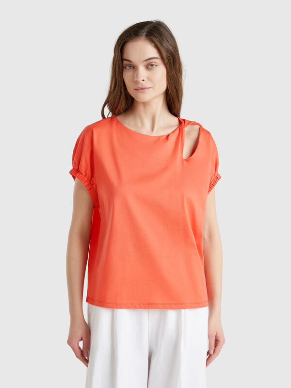 T-shirt with knot and cut-out Women