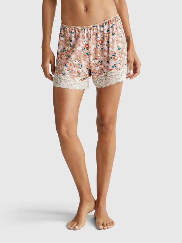 Floral shorts with lace Women