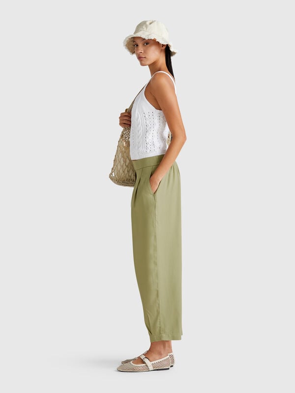 Flowy trousers with pleats Women