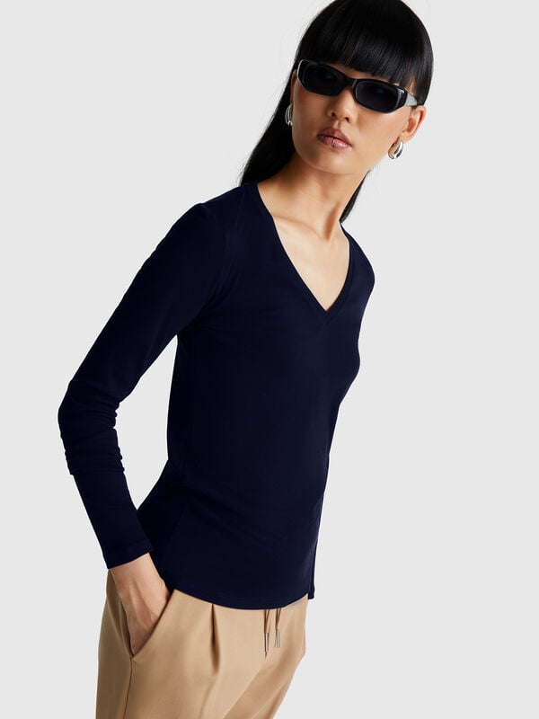 Dark blue t-shirt with V-neck Women