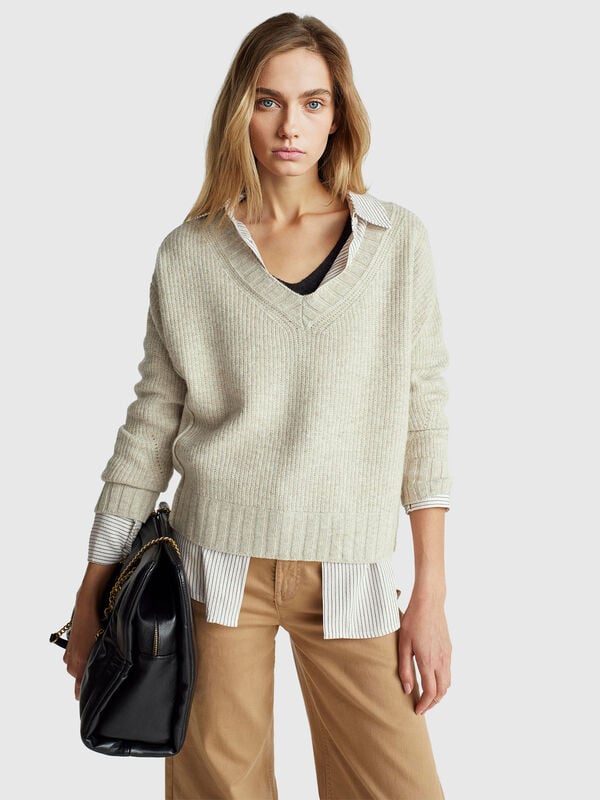 V-neck sweater in wool blend Women