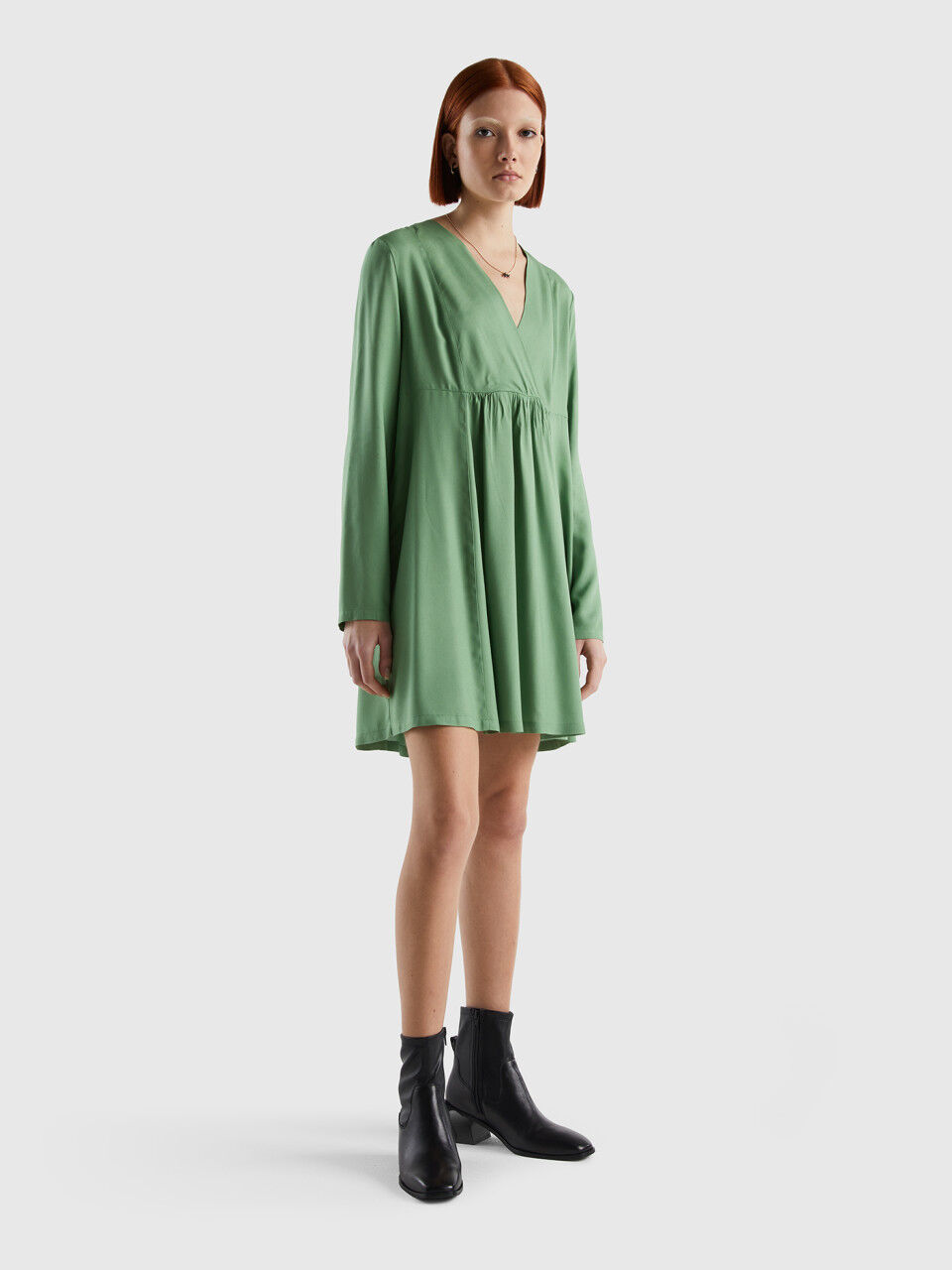 Short dress in sustainable viscose