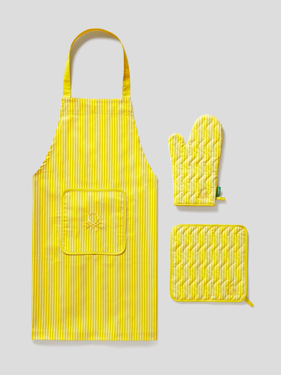 Apron, pot holder and oven mitt set