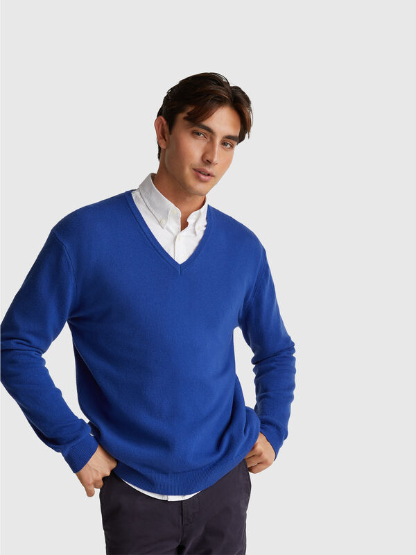 Cornflower blue V-neck sweater in pure Merino wool Men