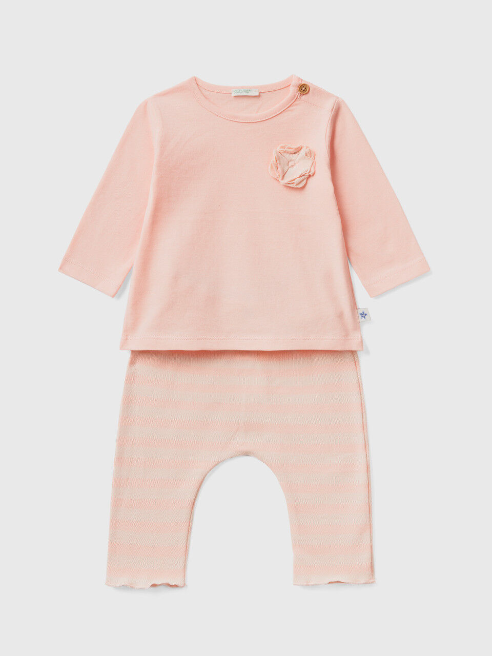 T-shirt and trousers outfit